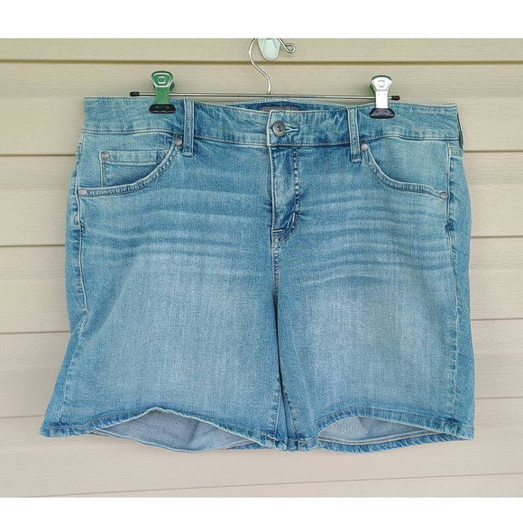 Torrid Mid-Rise Midi Shorts Vintage Stretch Light Wash Size‎ 16 - Picture 1 of 6